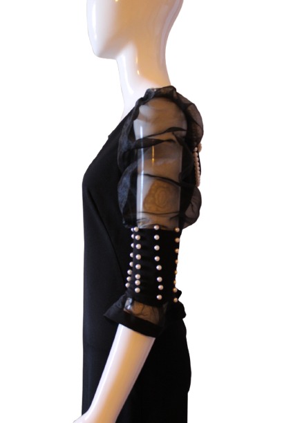 Black-dress-peals-side